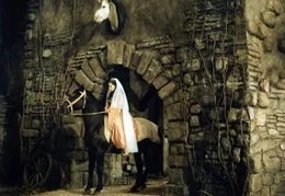 2. Liesa (Michaela Kuklov&aacute;) l&auml;&szlig;t als falsche Prinzessin Aurinias treues Pferd Fallada, das ihren Schwindel entlarven wollte, t&ouml;ten und dessen Kopf &uuml;ber dem Finsteren Tor anbringen.