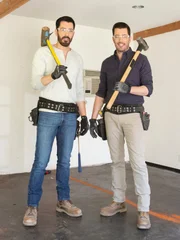 Eiendomsbrødrene: Kjendiser gir tilbake. Eiendomsbrødrene: Kjendiser gir tilbake.