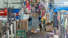 In den riesigen Hallen des Gro&szlig;marktes  wird nicht nur gefeilscht: Unter den &uuml;ber 2.000 Mitarbeitern finden sich beispielsweise auch Lagermeister und Marktpolizisten.