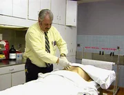 Beim Eintreffen der Sanit&auml;ter ist Hanson angeblich erst seit 45 Minuten tot. Doch sein K&ouml;rper ist kalt. Demnach m&uuml;sste er schon vor einigen Stunden gestorben sein.