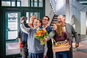 Ernst geht in den Ruhestand – die Kollegen verabschieden ihn. v.li.: Finn (Sven Martinek), Ernst (Jürgen Uter), Lars (Ingo Naujoks), Schroeter (Veit Stübner), Nina (Julia Schäfle). Ernst geht in den Ruhestand – die Kollegen verabschieden ihn. v.li.: Finn (Sven Martinek), Ernst (Jürgen Uter), Lars (Ingo Naujoks), Schroeter (Veit Stübner), Nina (Julia Schäfle).