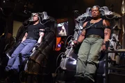 Aus Spiel wird schnell Ernst. Teal'c (Christopher Judge, r.) testet eine neue Videosimulation, in der das Kämpfen gegen die Goa'Uld trainiert wird. Das Experiment geht schief. Kann Daniel (Michael Shanks, l.) Teal'c retten, indem er selbst in die Videosimulation einsteigt?