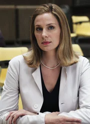 Das Biest: Anne Dudek als Amber