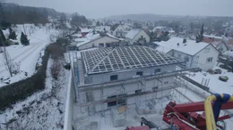 Selbst unter den widrigsten Wetterbedingungen ist der Aufbau der Hauselemente m&ouml;glich.