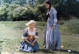 Auf der Reise zu Prinzessin Aurinias (Dana Mor&aacute;vkov&aacute;, li.) Br&auml;utigam, dem Prinzen Ivo, raubt Liesa (Michaela Kuklov&aacute;, re.) der Prinzessin die 3 Erkennungszeichen der Braut, zwingt sie zum Kleidertausch und erniedrigt sie so zur Magd.