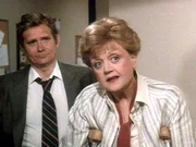 Trotz Gipsbein ermitteln Jessica (Angela Lansbury) und Ltd. Jenkins (Bo Hopkins) im &ouml;rtlichen Krankenhaus.