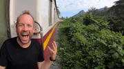 Teddy Wilson reist auf der längsten Bahnstrecke des Königreichs durch Thailand. Teddy Wilson reist auf der längsten Bahnstrecke des Königreichs durch Thailand.