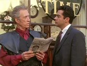 Tempus (David Carradine, l.) instruiert seinen Handlanger Rodriguez (Carlos Gomez, r.): Er soll die drei Schwestern t&ouml;ten.