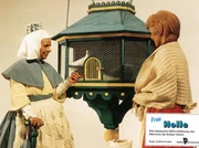 Frau Holle (Mathilde Danegger, links) und Goldmarie (Karin Ugowski).