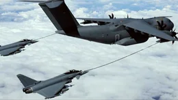 Kampfflugzeuge der Bundeswehr bei der Luftbetankung.