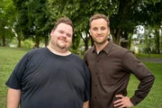 Personaltrainer Torsten Prix (l.) spricht mit Psychologe Leon Windscheid (r.) über seine Binge-Eating-Störung und sein Leben zwischen ständigem Zu- und Abnehmen.