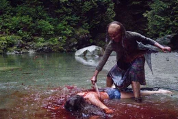 Weil ihr Bruder durchaus Gef&uuml;hle entwickelte, als er der leichtbekleideten Elena (Crystal Lowe, l.) beim Sonnenbad zuschaut, rastet Sister (Rorelee Tio, r.) total aus ...