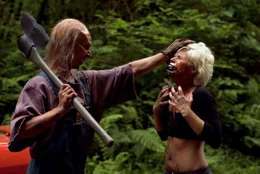In einer Reality-Show werden sechs Kandidaten in einem abgelegenem Waldst&uuml;ck ausgesetzt. Als Star der Show soll Kimberly Caldwell (Kimberly Caldwell, r.) mit von der Partie sein. Die jedoch wird auf der Hinreise von einem Kannibalen (Jeff Scrutton, l.) &uuml;berrascht ...
