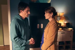 Peter (Oliver Mommsen, l.); Susanne (Anja Kling, r.)