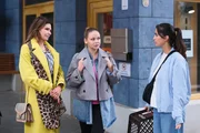 Esma (&Ouml;zge Delioglan, r.) erkennt alarmiert, dass Britta (Tabea Heynig, l.) von ihrem verheimlichten Geldproblem Wind bekommen hat. In der Mitte Ronja (Theresa Traser).