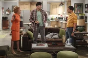 L-R: Evelyn (Holland Taylor), Walden Schmidt (Ashton Kutcher), Alan Harper (Jon Cryer)