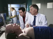 Bei Untersuchungen stellen Dr. Roland Heilmann (Thomas Rühmann, rechts) und Dr. Philipp Brentano (Thomas Koch, links) fest, dass der herzkranke Carl Uhlemann (Elert Bode) einen zweiten Herzinfarkt hatte. Der Rentner macht sich große Sorgen um seine Enkelin Tabea - sie soll nicht wissen, wie schlimm es um ihn steht.