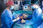 Dr. Julia Berger (Mirka Pigulla, l.) operiert gemeinsam mit Assistenzarzt Olli Probst (Arne Kertész, r.), der sich in einer heiklen Situation als sehr reaktionsschnell beweist. Dr. Julia Berger (Mirka Pigulla, l.) operiert gemeinsam mit Assistenzarzt Olli Probst (Arne Kertész, r.), der sich in einer heiklen Situation als sehr reaktionsschnell beweist.