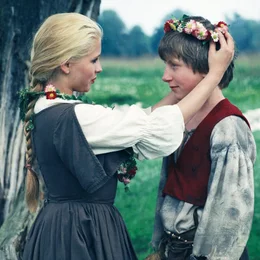 MDR FERNSEHEN DIE GESCHICHTE VON DER G&Auml;NSEPRINZESSIN UND IHREM TREUEN PFERD FALADA, am Sonntag (26.01.25) um 16:40 Uhr. Nach dem M&auml;rchen "Die G&auml;nsemagd" der Gebr&uuml;der Grimm Bald freundet sich der H&uuml;tejunge K&uuml;rdchen (Karsten Janzon) mit der neuen G&auml;nsemagd, der wahren Prinzessin Aurinia (Dana Moravkova), an.