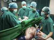 Während Philipp Brentanos (Thomas Koch, vorne) Notoperation kommt es immer wieder zu starken Herzrhythmusstörungen. Prof. Simoni (Dieter Bellmann, links), Dr. Elena Eichhorn (Cheryl Shepard) und Dr. Roland Heilmann (Thomas Rühmann, 3. von rechts) operieren Philipp parallel. Während Philipp Brentanos (Thomas Koch, vorne) Notoperation kommt es immer wieder zu starken Herzrhythmusstörungen. Prof. Simoni (Dieter Bellmann, links), Dr. Elena Eichhorn (Cheryl Shepard) und Dr. Roland Heilmann (Thomas Rühmann, 3. von rechts) operieren Philipp parallel.