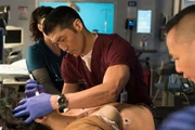 CHICAGO MED -- "Choices" Episode 109 -- Pictured: (l-r) Brian Tee als Dr. Ethan Choi, Gordon Chow als Nurse Anthony