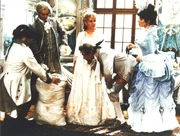 Am Fuerstenhof sorgt Peters Zaubermantel, mit dem er so viele Dukaten hervorzaubern kann wie er nur will, f&uuml;r einige Aufregung.