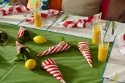 Anna, Estelle, Lou-Anne und Anna-Sophie basteln kreative Kräutertüten als Tischdeko. Anna, Estelle, Lou-Anne und Anna-Sophie basteln kreative Kräutertüten als Tischdeko.