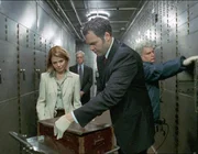 Goren (Vincent D'Onofrio) und Eames (Kathryn Erbe) finden im Safe des Verstorbenen Beweise, die dessen Frau der Untreue überführen. Goren (Vincent D'Onofrio) und Eames (Kathryn Erbe) finden im Safe des Verstorbenen Beweise, die dessen Frau der Untreue überführen.