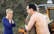 Natalie (Traylor Howard, l.) weiß genau, wie Monk (Tony Shalhoub, M.) sich fühlt, als sich der Nudist Change Singer (Diedrich Bader, r.) ihm an den Hals schmeißt ... Natalie (Traylor Howard, l.) weiß genau, wie Monk (Tony Shalhoub, M.) sich fühlt, als sich der Nudist Change Singer (Diedrich Bader, r.) ihm an den Hals schmeißt ...
