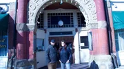 Hosts Jack Osbourne und Katrina Weidman vor dem Eingang zum Twin City Opera House in Ohio, wie zu sehen in Travel Channel's Portals To Hell.