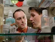 Was hecken Edward (David Aaron Baker, r.) und Krankenpfleger Dick Zainer (Lothaire Bluteau) aus? Was hecken Edward (David Aaron Baker, r.) und Krankenpfleger Dick Zainer (Lothaire Bluteau) aus?