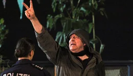 Der idealistische Opa Charly (Ulrich Pleitgen) protestiert gegen Umweltzerst&ouml;rung und Betonw&uuml;sten.