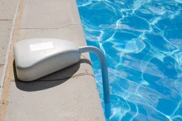 Poolalarm auf dem Wasser &copy; depositphoto