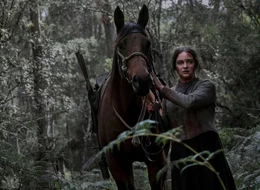 Clare (Aisling Franciosi) nimmt entschlossen alle Strapazen und Gefahren in Kauf, um die Wildnis Tasmaniens zu durchqueren und den Mord an ihrer Familie zu r&auml;chen.