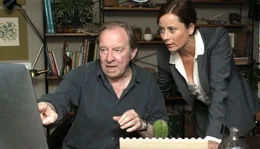 Charly (Ulrich Pleitgen) zeigt seiner Schwiegertochter Jana (Inka Friedrich) im Internet ein Haus, das zum Verkauf steht.