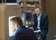 Jason Lewis als Evan Greer, Hugh Laurie als Dr. Gregory House (hinten l.)