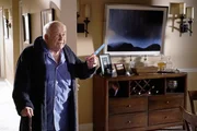 Nicht nur ein neuer Fall, sondern auch die Alzheimererkrankung seines Schwiegervater Roy (Edward Asner) beschäftigt Hotch ...