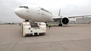 Pushback einer Boeing 777 Cargo-Maschine.