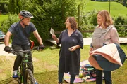 Für Eva (Eva Mattes, M.) und Lena Lorenz (Judith Hoersch, r.) ist es eine kleine Überraschung, als Vinz Huber (Michael Roll, l.) plötzlich mit dem Fahrrad auf dem Lorenzhof auftaucht. Für Eva (Eva Mattes, M.) und Lena Lorenz (Judith Hoersch, r.) ist es eine kleine Überraschung, als Vinz Huber (Michael Roll, l.) plötzlich mit dem Fahrrad auf dem Lorenzhof auftaucht.