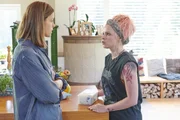 Sonja Ammerer (Jennifer Ulrich, r.) hat das Gefühl, es ihrer Schwester Gabriele (Alma Leiberg) nie recht machen zu können. Das war schon früher so und hat deshalb zu einem Bruch zwischen beiden geführt.