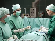 Bei einer eigenwillig anberaumten Operation muss Dr. Isabel Dahl (Denise Zich, rechts) nicht nur vor den beiden Assistenz&auml;rzten (Komparsen, links und Mitte) ihr K&ouml;nnen unter Beweis stellen. Sie m&ouml;chte vor allem ihre anf&auml;ngliche Fehldiagnose wiedergutmachen. Zeit auf Dr. Heilmann zu warten, bleibt ihr nicht.