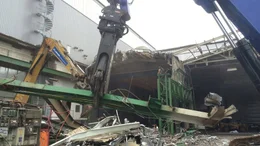 Diese tonnenschweren Betonplatten und Stahltr&auml;ger stellen f&uuml;r einen der gr&ouml;&szlig;ten Bagger der Welt kein Hindernis dar: Der gigantische "Plattmacher" hat einen Auslegearm von 36 Metern und eine Schneidezange, die alleine schon neun Tonnen wiegt.
