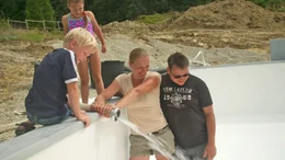 Familie Madl spart beim Bau des Schwimmbeckens und organisiert das Projekt von der Planung bis zur Inbetriebnahme selbst.
