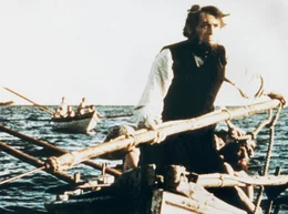 Gregory Peck in einer seine ambitioniertesten Charakterrollen. Als Kapit&auml;n Ahab verfolgt er mit gl&uuml;hendem Hass Moby Dick, den Wal, der ihm vor Jahren im Kampf ein Bein abriss.