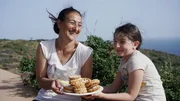 Zu Tisch Pantelleria – Italien Annamaria präsentiert mit ihrer Tochter Sofia die mit Ricotta gefüllten Baci Panteschi.