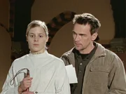 Sarah Engel (Bernadette Heerwagen) hat zwar ein Alibi, doch in Bonhoffs (Wolfgang Krewe) Augen macht sie sich ebenfalls verdächtig, da sie die Fakten ihres Alibis vor ihrem Freund Axel Fuchs geheim halten will.