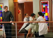 Blick auf die Krisenbewältigung zweier Casting-Teilnehmer: Hugh Laurie als Dr. Gregory House (l.) Blick auf die Krisenbewältigung zweier Casting-Teilnehmer: Hugh Laurie als Dr. Gregory House (l.)