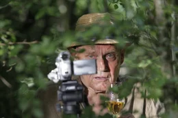 Seit seine Frau spurlos verschwunden ist, filmt Herr Kuhn (J&uuml;rgen Schornagel) Tag und Nacht das Kommen und Gehen auf dem Nachbargrundst&uuml;ck ...
