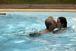Viktoria (Bettina Zimmermann, r.) und Manuel (Christoph M. Ohrt, l.) f&uuml;hren ein scheinbar gl&uuml;ckliches Leben. Eines Tages nehmen sie eine junge Tramperin in ihrem Urlaubsdomizil auf ...