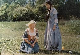 6. Auf der Reise zu Prinzessin Aurinias (Dana Mor&aacute;vkov&aacute;, li.) Br&auml;utigam, dem Prinzen Ivo, raubt Liesa (Michaela Kuklov&aacute;, re.) der Prinzessin die 3 Erkennungszeichen der Braut, zwingt sie zum Kleidertausch und erniedrigt sie so zur Magd.